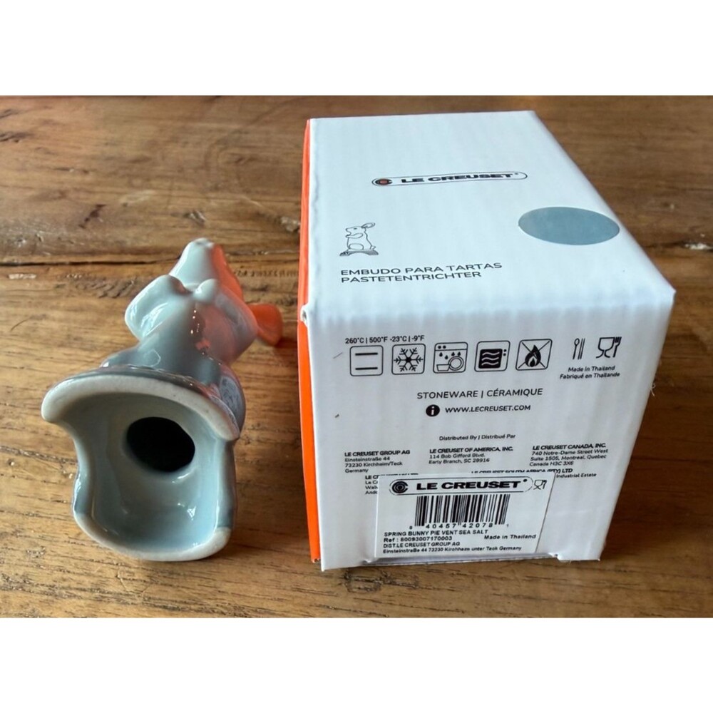 Le Creuset Stoneware Easter Bunny Pie Vent Bird Funnel - Sea Salt - New in Box - Picture 6 of 6